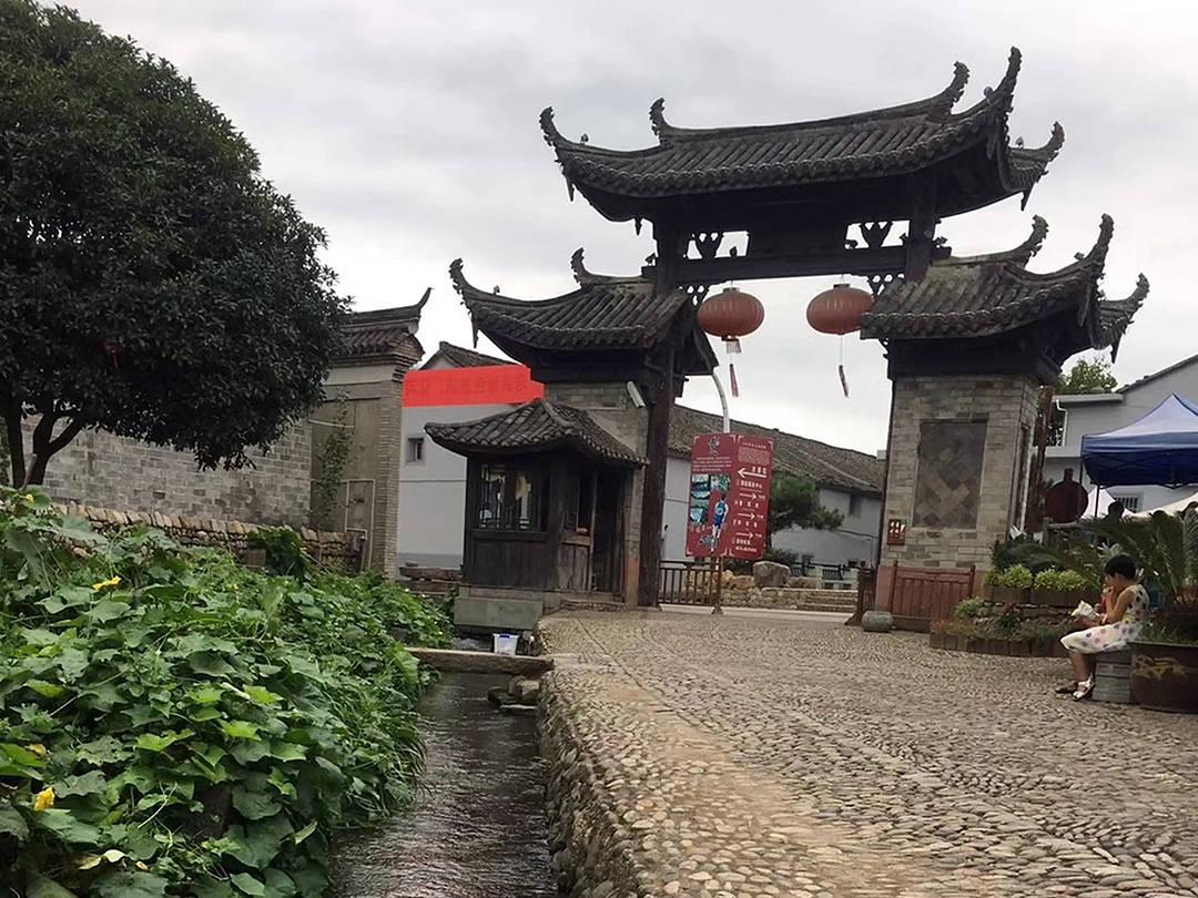 逃离废弃的卡车场